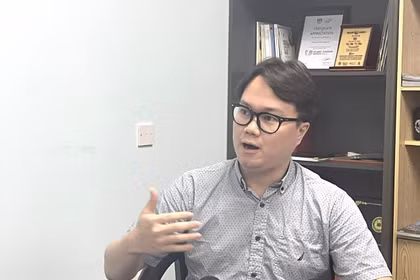 Enzo Sim Hong Jun, chercheur spécialisé en histoire et en défense en Asie du Sud-Est, répond à une interview de la VNA. Photo: VNA