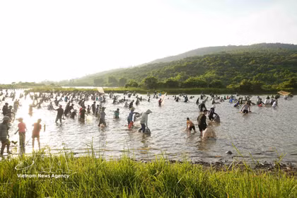 Ha Tinh : liesse populaire au festival de pêche traditionnel de Vuc Rao