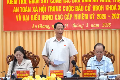 Le vice-président de l’Assemblée nationale, Tran Quang Phuong (au milieu), s'exprime à la séance de travail. Photo: VNA