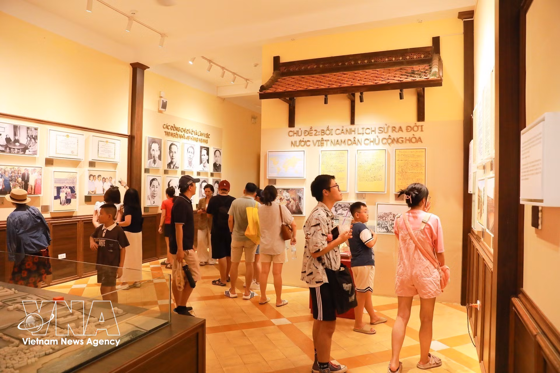 vnanet-02-dong-dao-du-khach-tim-ve-dia-chi-do-48-hang-ngang-trong-ngay-quoc-khanh.jpg