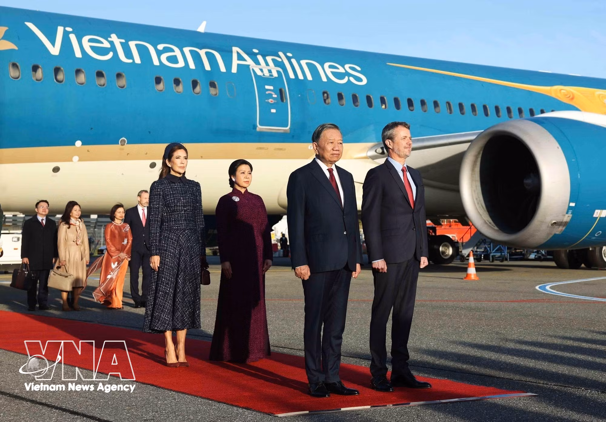 vnanet-vna-potal-le-don-tong-bi-thu-chu-tich-nuoc-to-lam-va-phu-nhan-tham-cap-nha-nuoc-toi-dan-mach-9097944-1.jpg
