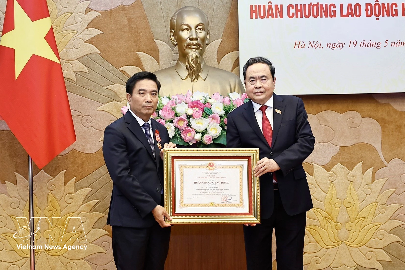 Le président de l'Assemblée nationale, Tran Thanh Man (droite), remet l'Ordre du Travail de première classe au vice-président de l'Assemblée nationale, Nguyen Doan Anh. Photo: VNA