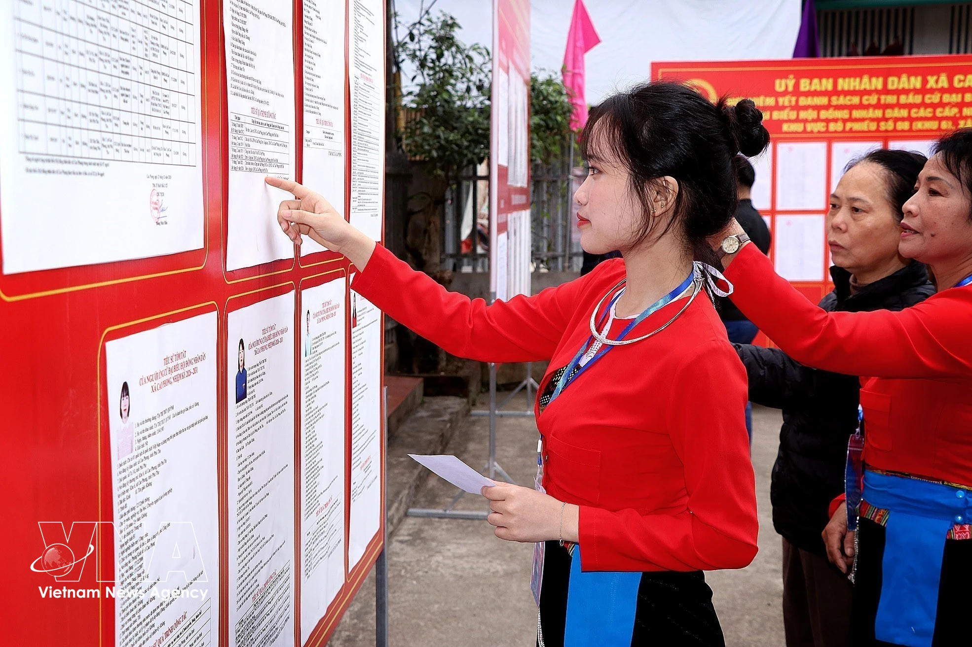 Une électrice de l’ethnie Muong, votant pour la première fois, examine attentivement la biographie des candidats. Photo: VNA