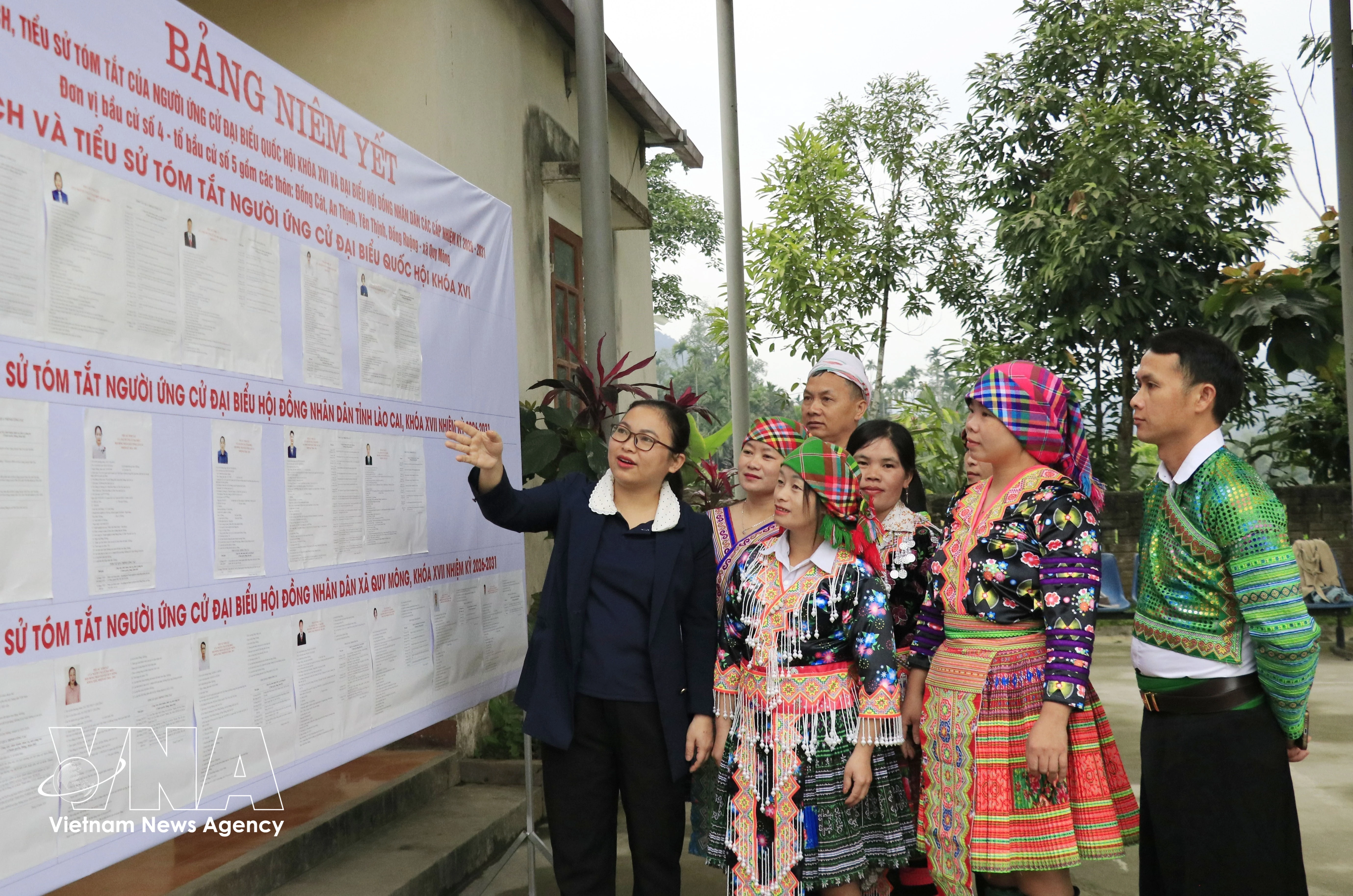 La cheffe du bureau de vote n°5 de la commune de Quy Mong, dans la province de Lao Cai, présente les candidats afin d’aider les habitants à mieux les connaître. Photo: VNA