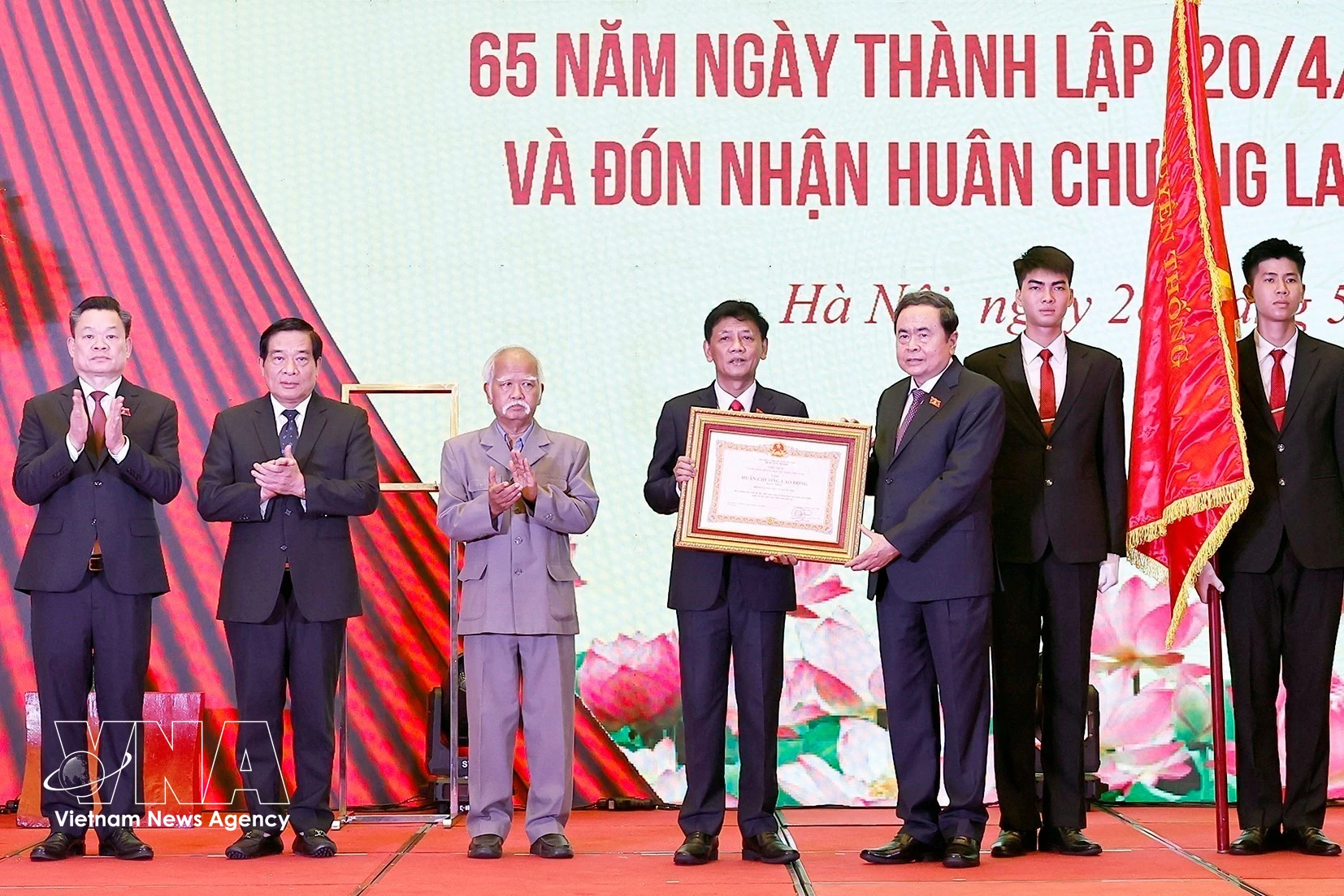 Le président de l’AN, Tran Thanh Man, a remis cette distinction au Conseil des affaires ethniques de l'AN. Photo: VNA