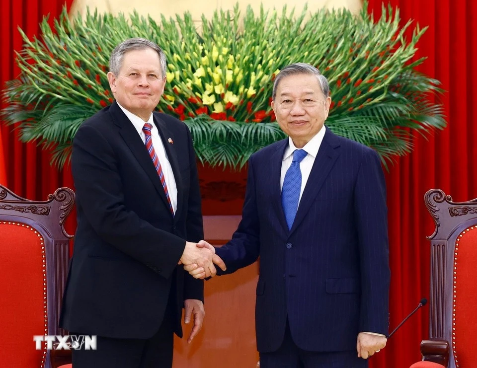 Le sénateur américain Steve Daines (gauche) et le secrétaire général du Parti To Lam. Photo: VNA