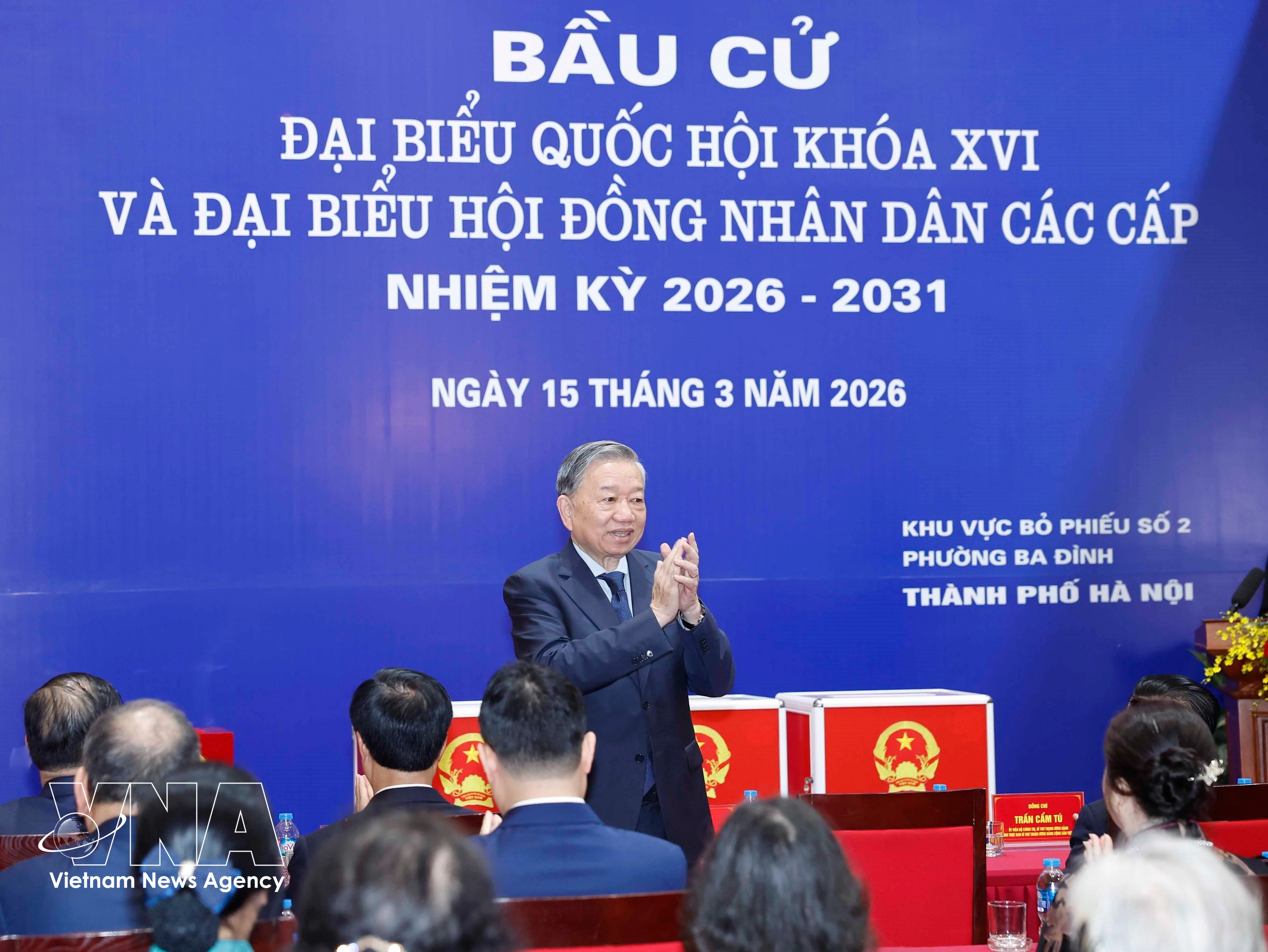 Le secrétaire général du Parti To Lam assiste à la cérémonie d'ouverture du vote du bureau de vote n° 2 du quartier de Ba Dinh. Photo: VNA