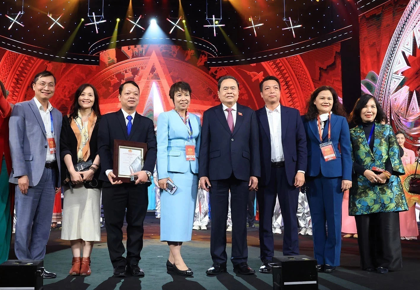 Le président de l’Assemblée nationale Trân Thanh Mân prend une photo avec des dirigeants de l’Agence vietnamienne d’information (VNA) et les auteurs primés. Photo: VNA