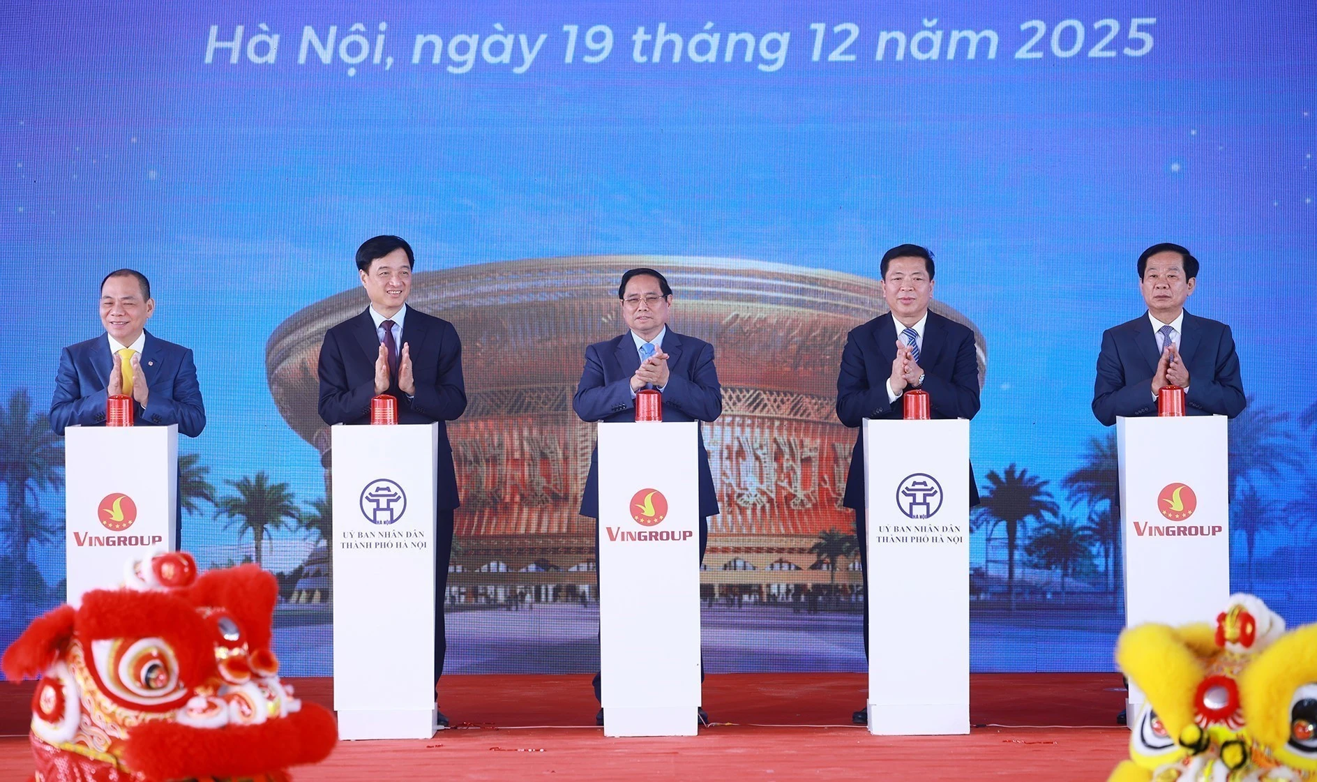Le Premier ministre Pham Minh Chinh (centre) et les délégués appuient sur le bouton lançant les travaux, inaugurant et mettant en service technique les projets et ouvrages concernés. Photo: VNA