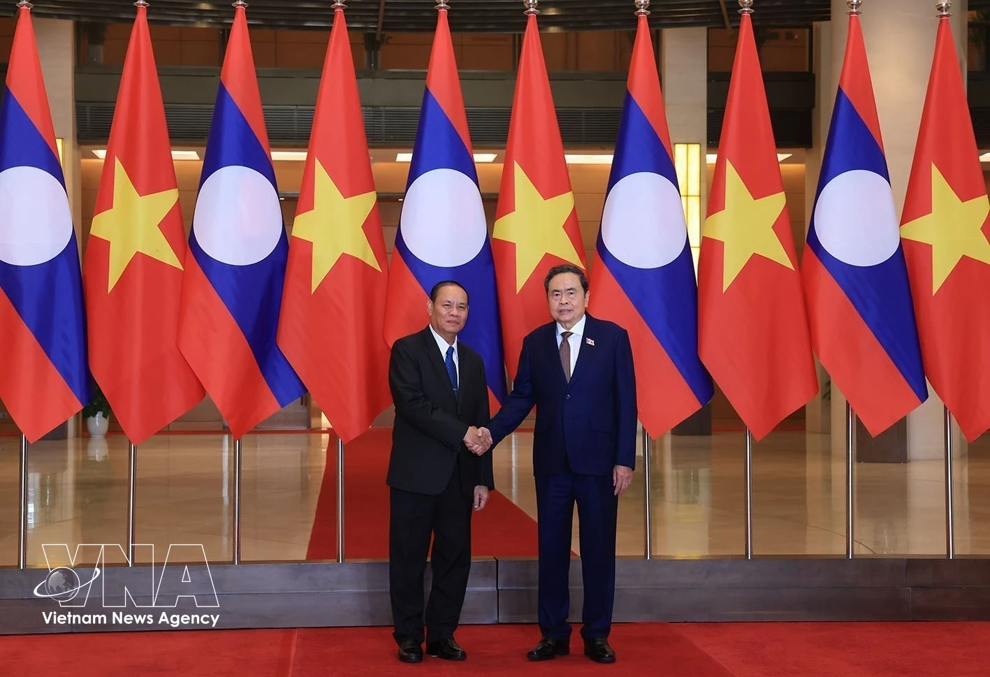Le président de l'Assemblée nationale, Tran Thanh Man, et Vilay Lakhamphong, permanent du Secrétariat du Comité central du Parti populaire révolutionnaire lao (PPRL). Photo: VNA