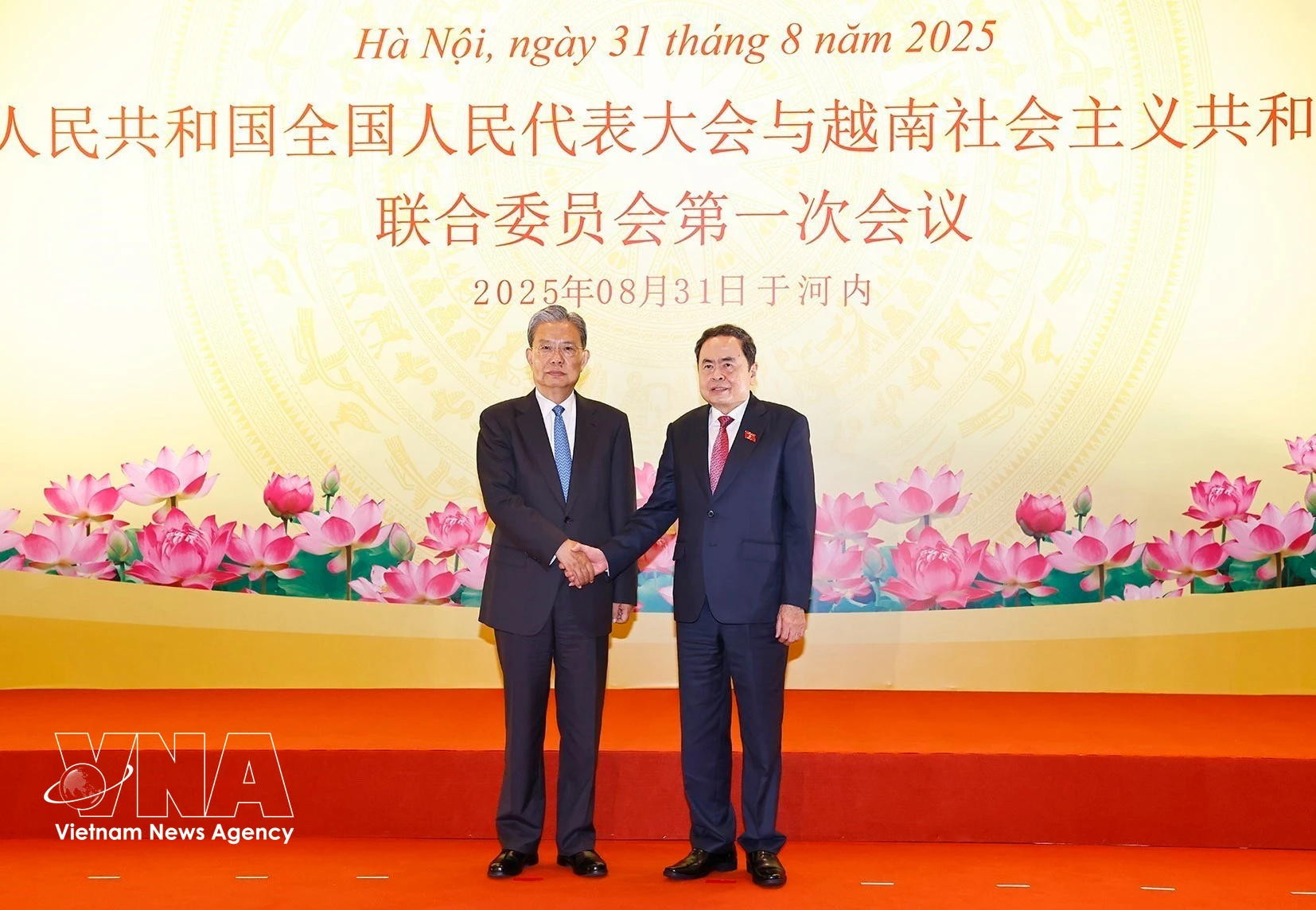 Le 31 août 2025 à Hanoï, le président de l’Assemblée nationale vietnamienne, Tran Thanh Man, et le président du Comité permanent de l'Assemblée populaire nationale (APN) de Chine, Zhao Leji, coprésident la première réunion du Comité de coopération entre les deux organes législatifs. Photo : VNA
