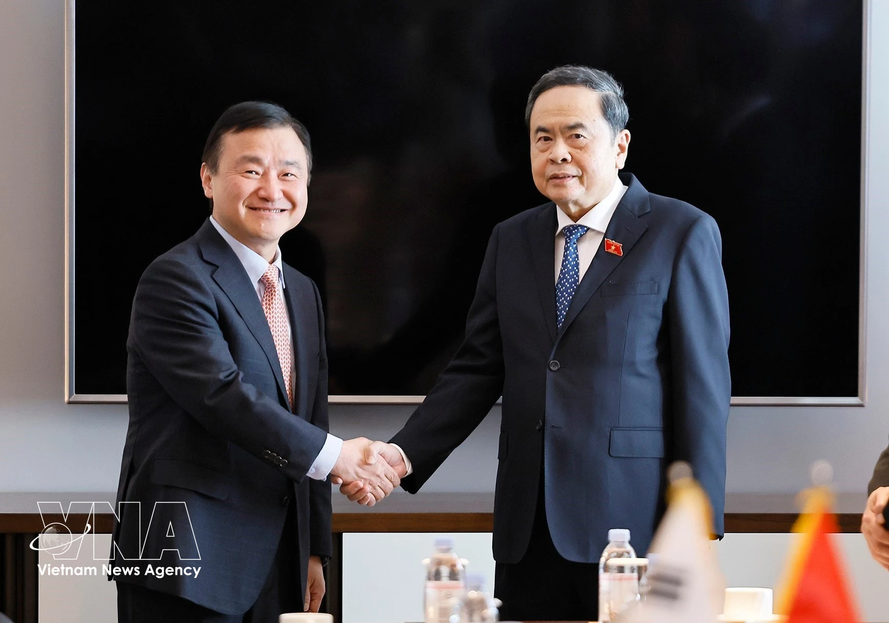 Le président de l’Assemblée nationale Trân Thanh Mân (droite) et, Roh Tae Moon, PDG et président de la division Device Experience (DX) ainsi que responsable du Mobile eXperience (MX) chez Samsung Electronics, en septembre 2026 à Séoul. Photo: VNA