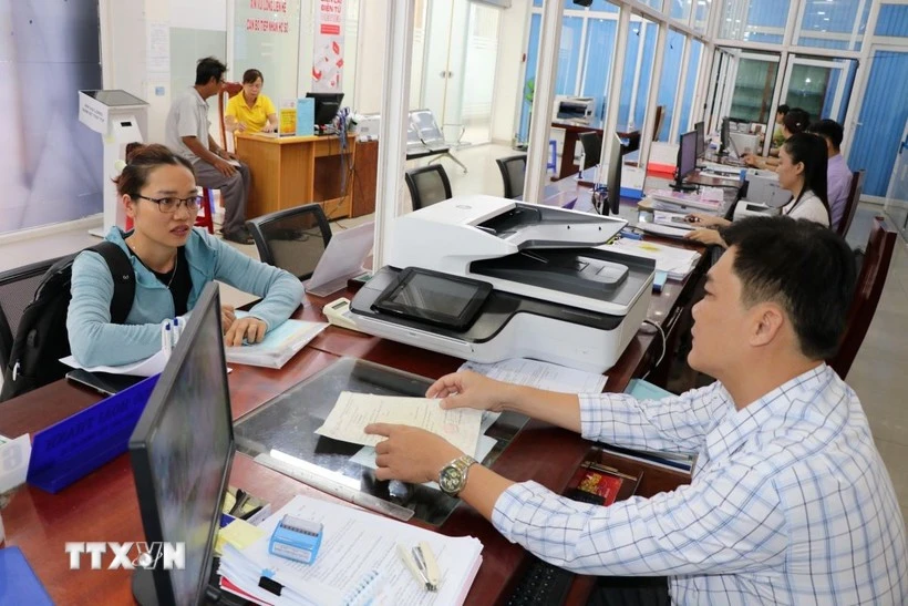 Traitement des procédures administratives au centre de services de l'administration publique du quartier de Trà Vinh. Photo: VNA 
