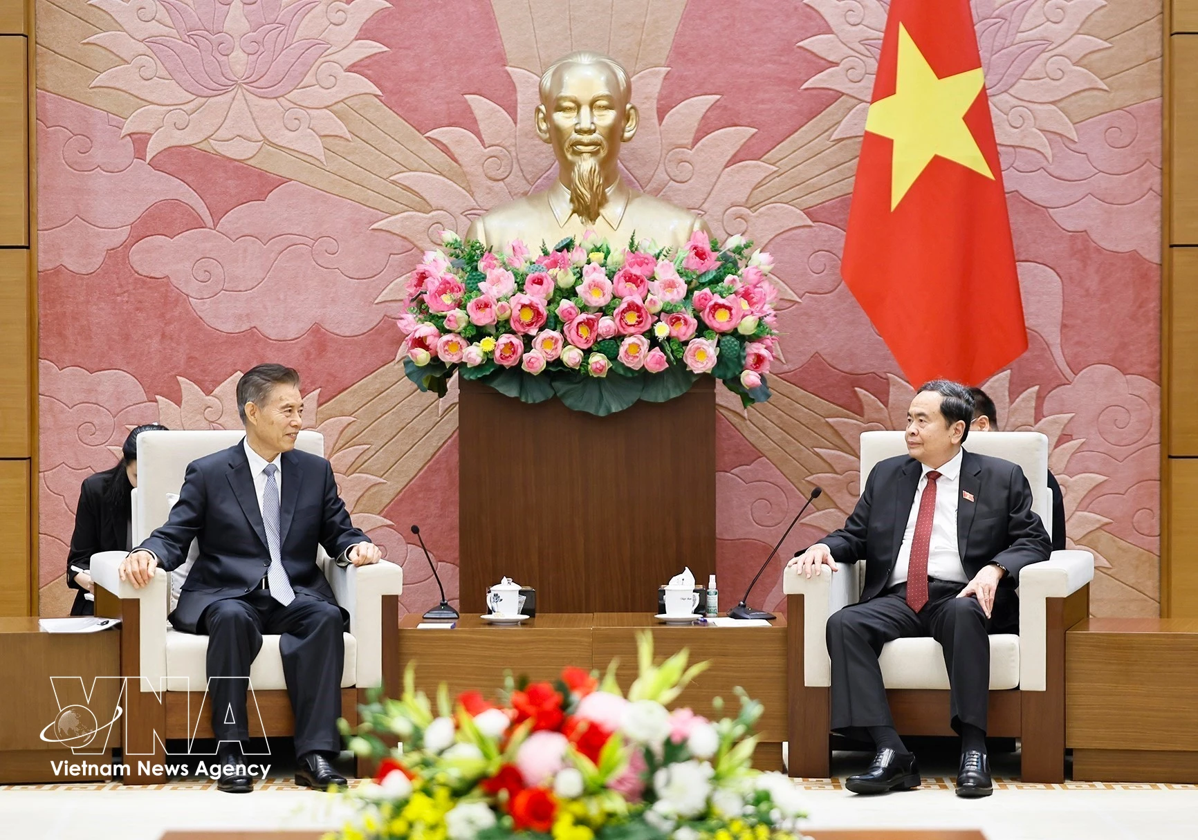 Le président de l’Assemblée nationale du Vietnam, Tran Thanh Man (droite), reçoit le président de la Commission des affaires financières et économiques de l’Assemblée populaire nationale de Chine (APN), Zhong Shan. Photo: VNA