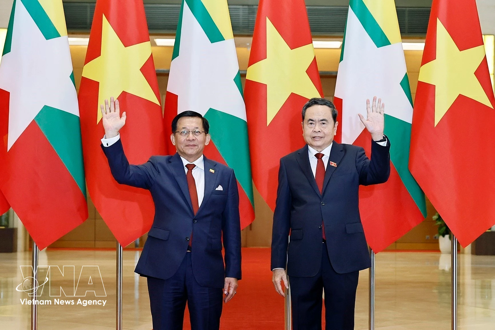 Le président de l'Assemblée nationale Tran Thanh Man (droite) et le président birman Min Aung Hlaing. Photo: VNA
