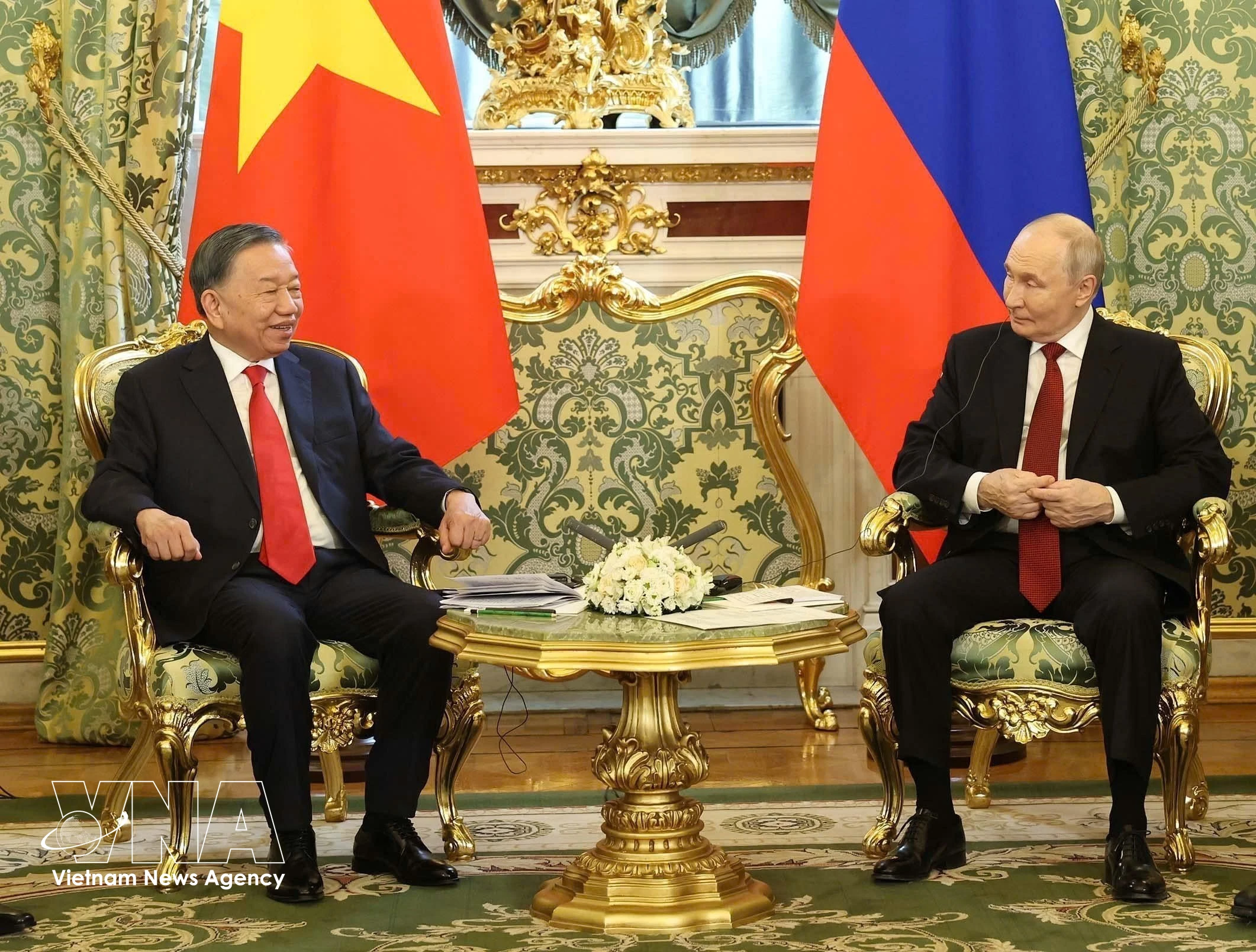 Le secrétaire général du Parti communiste du Vietnam, président de la République, To Lam (droite), et le président russe Vladimir Poutine. Photo: VNA