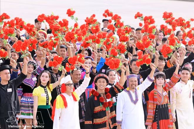 Des représentants des 54 ethnies participent au défilé solennel célébrant le 80e anniversaire de la Révolution d’Août et de la Fête nationale (2 septembre 2025). (Photo : VNA)
