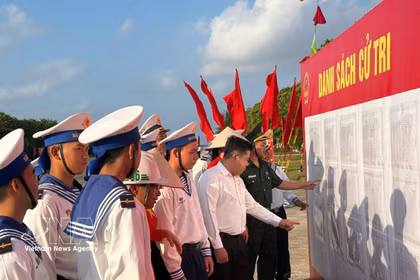 À Truong Sa, des électeurs suivent les informations sur les élections législatives. Photo : VNA