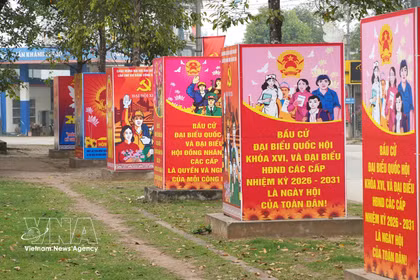 Des panneaux d'affichage de propagande sont installés le long de la route dans la commune de Lac Son (province de Phu Tho). Photo : VNA