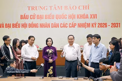 Le président de l’Assemblée nationale, Trân Thanh Mân, visite le Centre de presse à la Maison de l’Assemblée nationale à Hanoï. Photo : VNA 