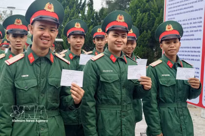 Dès le petit matin, de nombreux électeurs, dont des cadres, des soldats et des habitants vivant et travaillant sur l’île de Côn Co, dans la province de Quang Tri, participent avec enthousiasme au scrutin. Photo : VNA