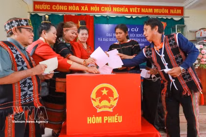 Les électeurs des zones montagneuses de la ville de Da Nang se rendent aux urnes. Photo: VNA