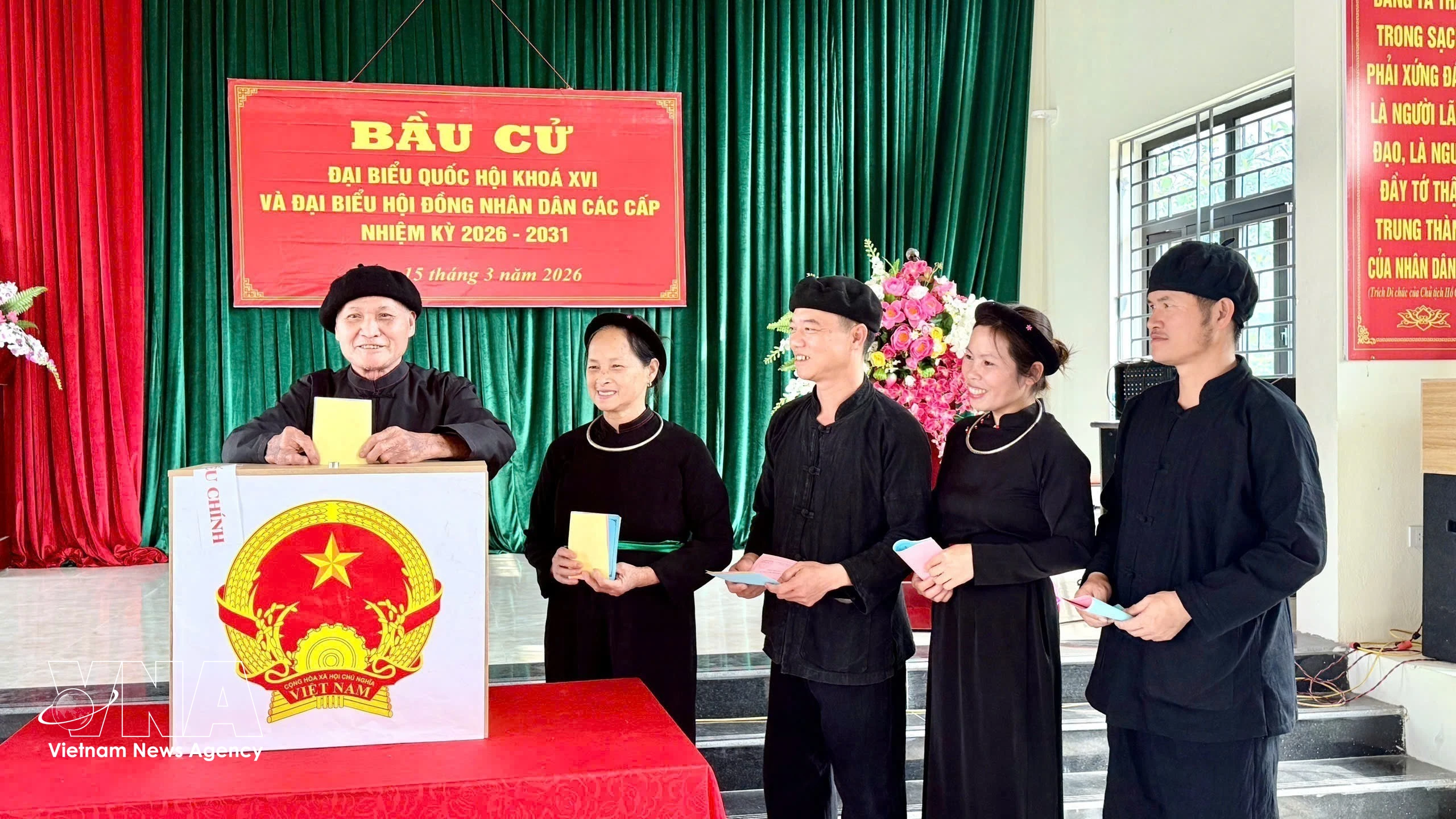 Des habitants de l’ethnie Tày du hameau de Nà Ó, commune d’An Lac, province de Bac Ninh, se rendent aux urnes dans une ambiance enthousiaste. Photo : VNA