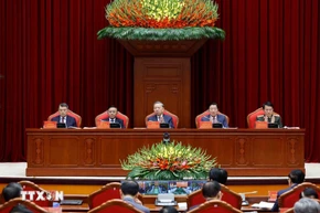 Le secrétaire général du Parti communiste du Vietnam, To Lam (au milieu), préside la conférence consacrée au bilan de la lutte contre la corruption, le gaspillage et les phénomènes négatifs durant le 13ᵉ mandat du Parti. Photo: VNA