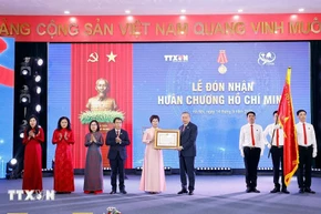 Le secrétaire général To Lam remet l’Ordre de Hô Chi Minh à la VNA. Photo: VNA