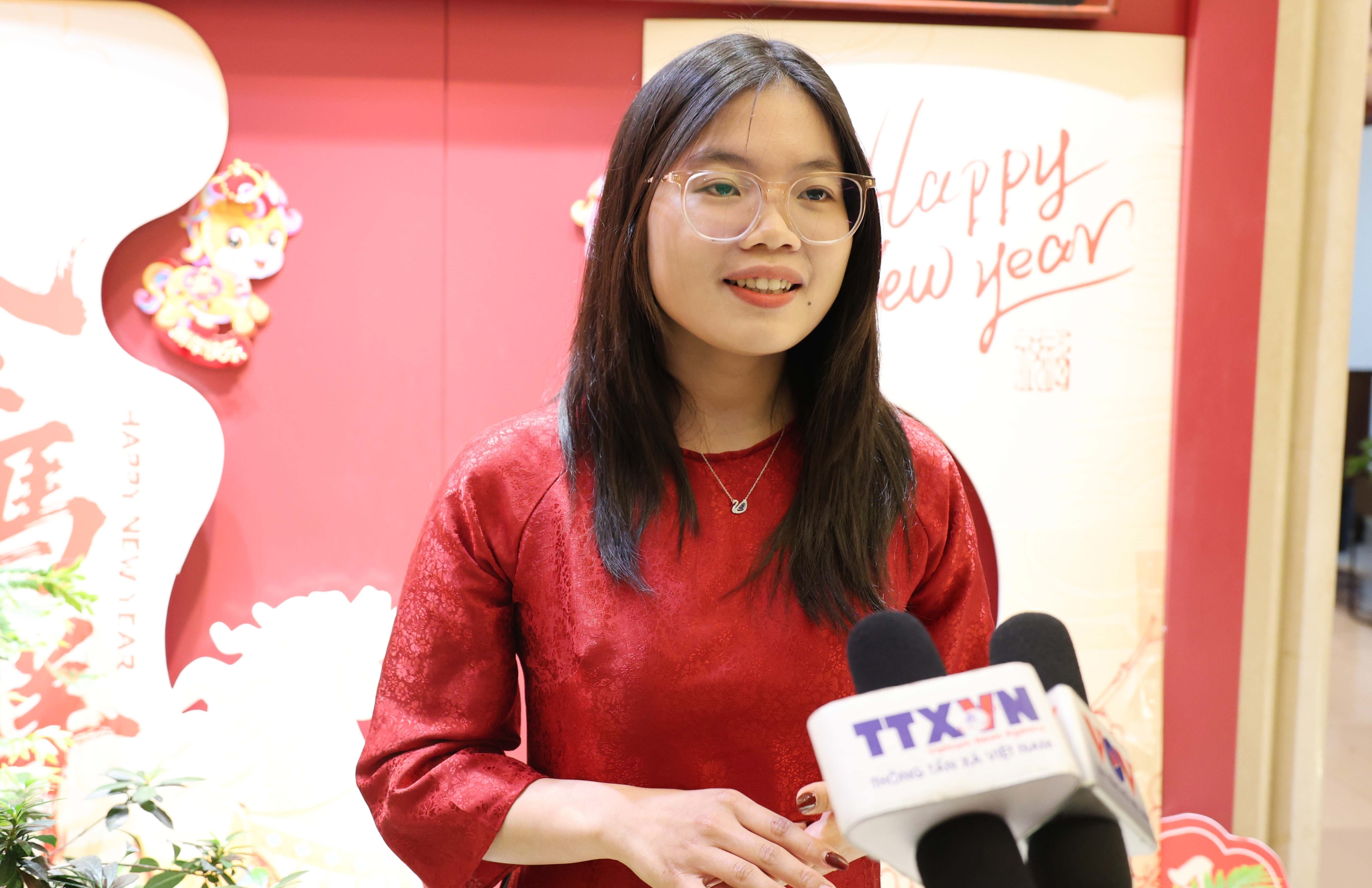 De nombreux étudiants vietnamiens en Chine expriment leur intérêt pour cet événement politique majeur. Photo: VNA