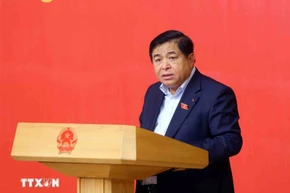 Le vice-Premier ministre Nguyên Chi Dung, également membre de la permanence du Comité du Parti du gouvernement, s'exprime lors de la conférence. Photo: VNA
