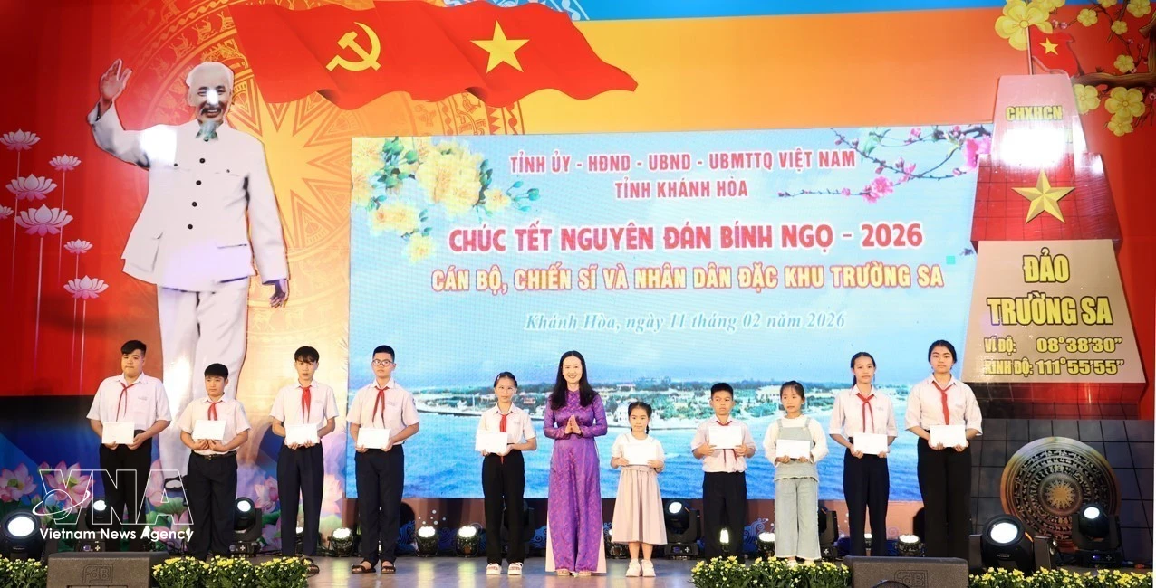 L'Union des femmes de la province de Khanh Hoa a octroyé des bourses d'études aux enfants des officiers et soldats en poste dans la zone spéciale de Truong Sa. Photo : VNA