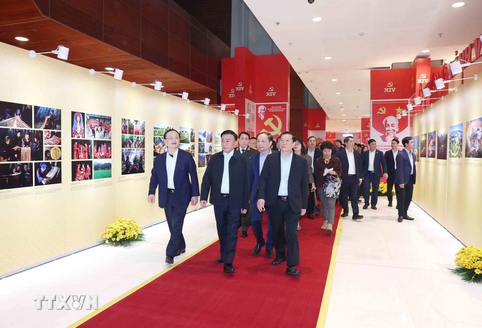 Tran Cam Tu, membre du Bureau politique et permanent du Secrétariat, préside la répétition préliminaire des préparatifs du XIVᵉ Congrès national du Parti communiste du Vietnam. Photo : VNA