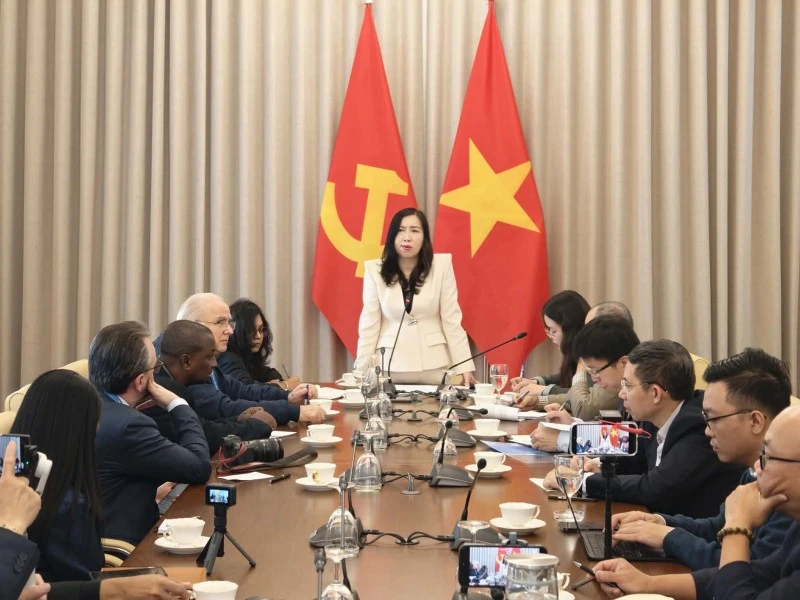 La vice-ministre des AE Le Thi Thu Hang reçoit une délégation de journalistes étrangers couvrant le 14ᵉ Congrès du Parti. Photo : ministère des AE