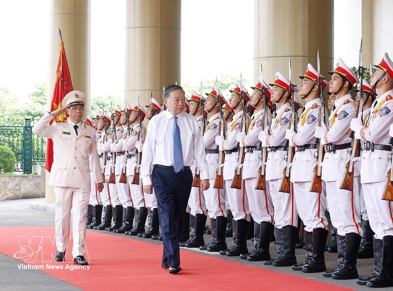 Le secrétaire général et président To Lam passe en revue la garde d'honneur de la Sécurité publique. Photo : VNA