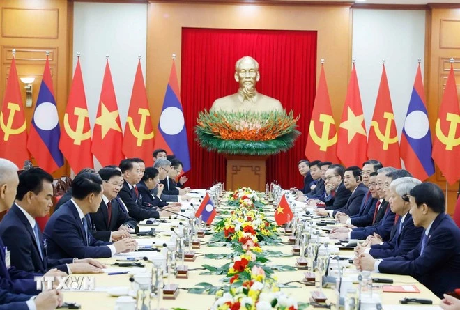 Le secrétaire général To Lam s'est entretenu le 26 janvier avec le secrétaire général et président du Laos, Thongloun Sisoulith. (Photo : VNA)