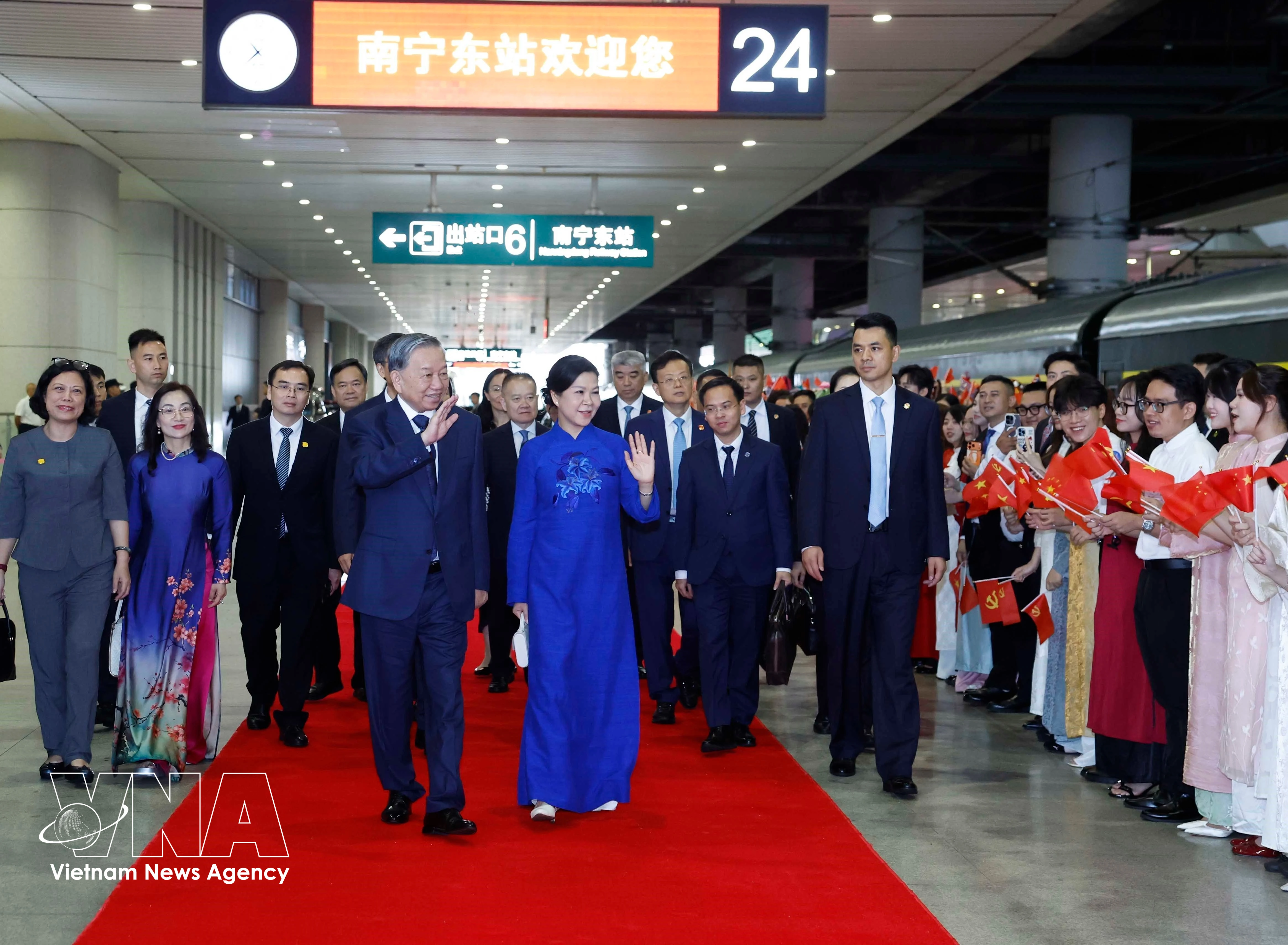 Le secrétaire général du Comité central du Parti communiste vietnamien (PCV) et président de la République, To Lam, et son épouse, accompagnés d'une délégation vietnamienne de haut niveau, quittent Nanning le 17 avril, concluant ainsi avec succès leur visite d'État en Chine du 14 au 17 avril. Photo : VNA