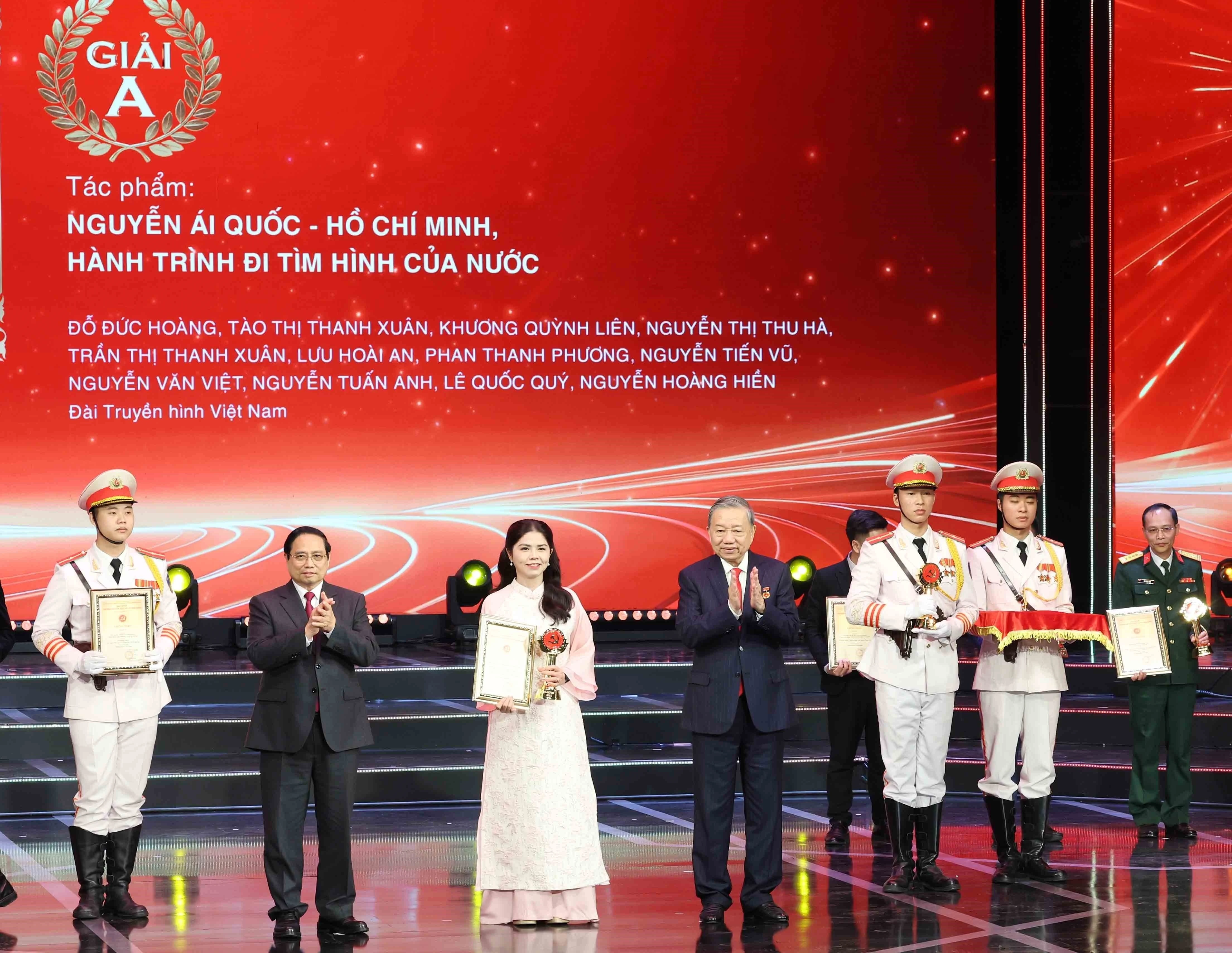 Le secrétaire général du Parti, To Lam, et le Premier ministre Pham Minh Chinh remettent personnellement les six prix A aux lauréats. Photo : VNA