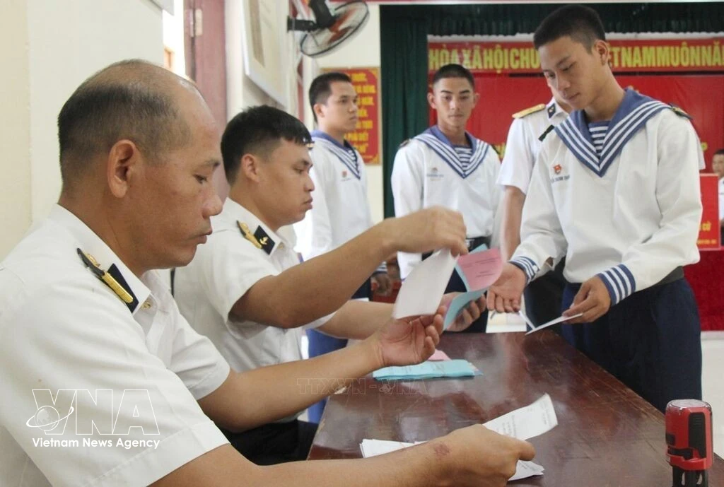 Des électeurs de la zone spéciale de Truong Sa reçoivent leurs bulletins de vote sur l'île de Sinh Ton. Photo : VNA
