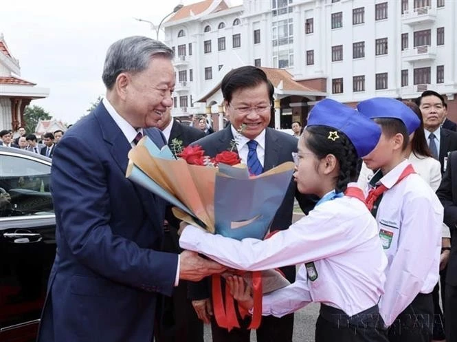 Le secrétaire général du Parti populaire révolutionnaire lao (PPRL) et président de la République démocratique populaire lao, Thongloun Sisoulith préside la cérémonie d'accueil officielle du président vietnamien To Lam lors de sa visite d'État en République démocratique populaire lao (Vientiane, 11 juillet 2024). Photo : VNA