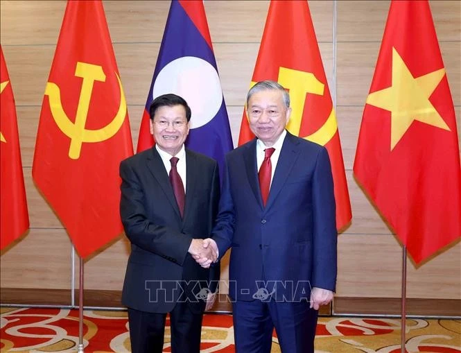 Le secrétaire général To Lam (à droite) et le secrétaire général et président du Laos, Thongloun Sisoulith. Photo : VNA