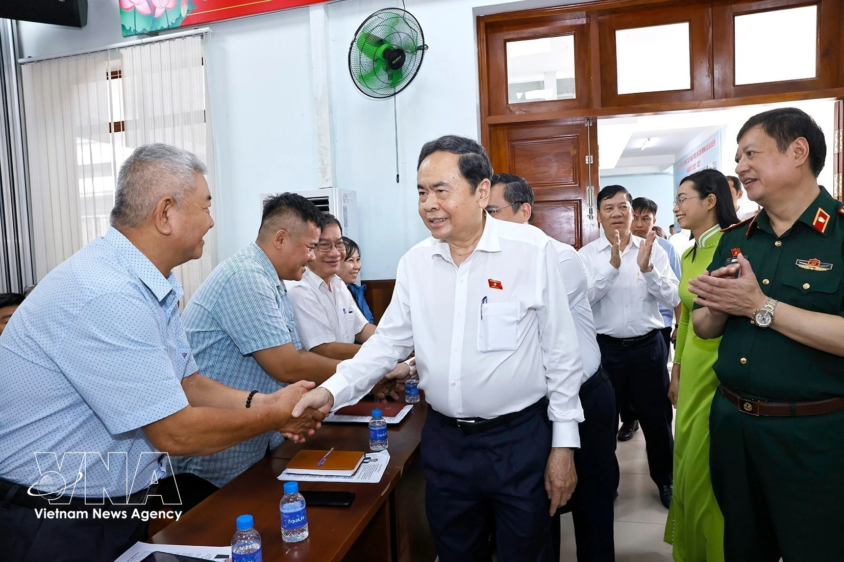 Le président de l'Assemblée nationale à l’écoute d'électeurs de Ho Chi Minh-Ville. Photo : VNA