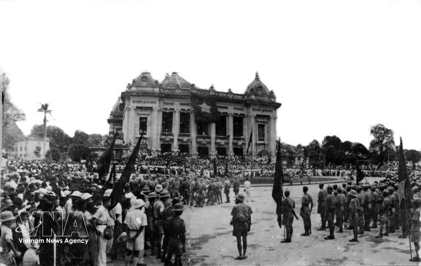 Le 19 août 1945, des dizaines de milliers d’habitants de Hanoï et des provinces voisines convergèrent vers la place de l’Opéra de Hanoï pour un meeting d’une ampleur sans précédent, répondant à l’appel à l’Insurrection générale. Photo : Archives VNA
