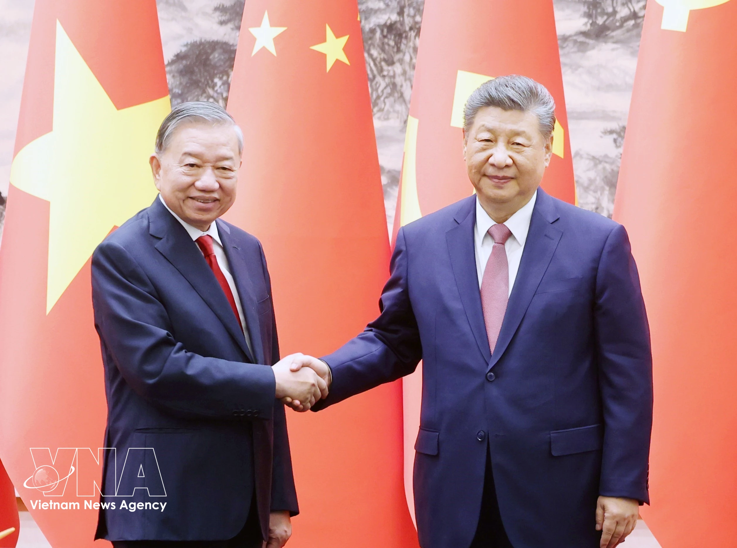 Le secrétaire général du PCV et président du Vietnam, To Lam (gauche), et le secrétaire général du PCC et président de Chine, Xi Jinping. Photo: VNA