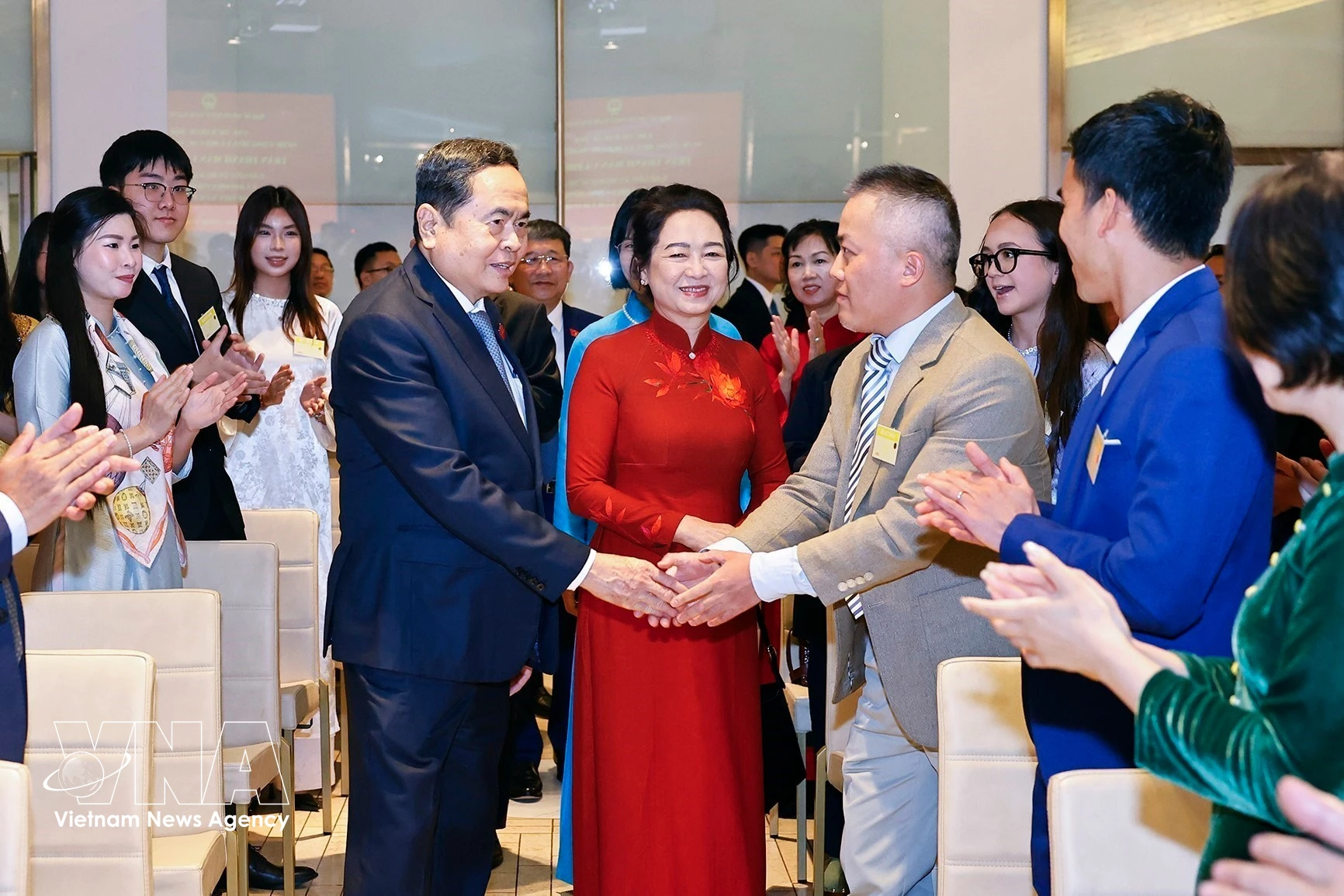 Le président de l’Assemblée nationale Tran Thanh Man rencontre des représentants de la communauté vietnamienne en Italie. Photo: VNA