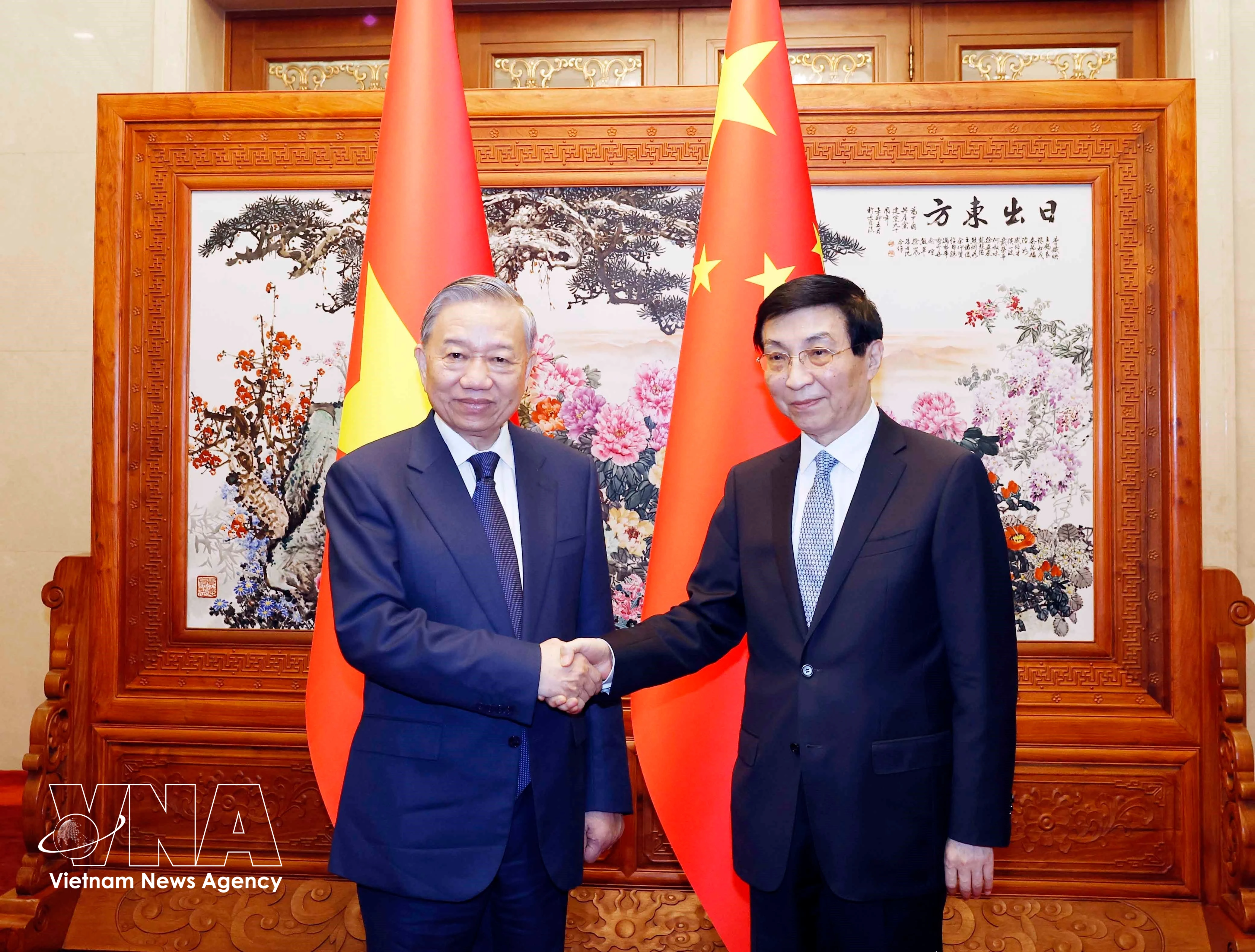 Le secrétaire général du PCV et président To Lam (droite) rencontre le dirigeant chinois Wang Huning. Photo : VNA