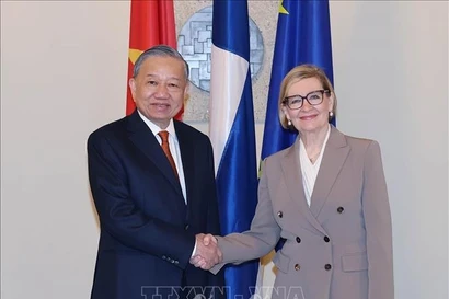 Le secrétaire général du Parti communiste du Vietnam (PCV), Tô Lâm, et la première vice-présidente du Parlement finlandais, Paula Risikko. Photo: VNA
