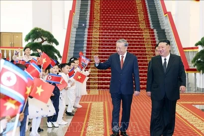 Le secrétaire général du Parti communiste du Vietnam (PCV), Tô Lâm, et le secrétaire général du Parti du Travail de Corée et président de la Commission des affaires d’État de la RPDC, Kim Jong Un, lors de la cérémonie d'accueil. Photo: VNA