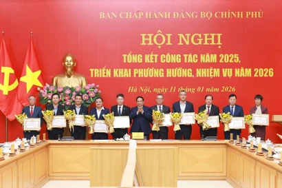 Le Premier ministre Pham Minh Chinh remet des certificats de mérite du Comité du Parti du gouvernement à des personnes ayant obtenu des résultats remarquables. Photo : VNA