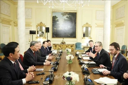 Entretien entre le secrétaire général Tô Lâm et le Premier ministre Keir Starmer. Photo: VNA